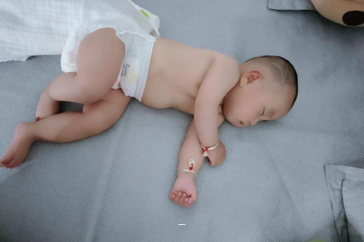 沈阳宝宝胳膊上起红疙瘩